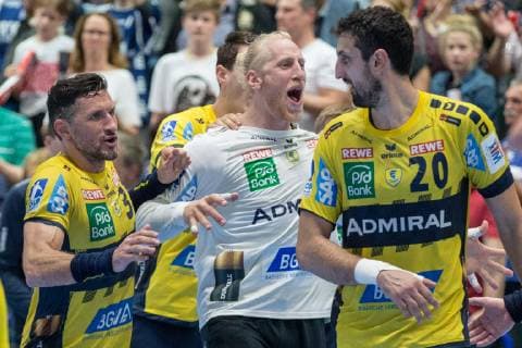 Bogdan Radivojevic (Nr. 14, Rhein-Neckar Löwen), Alexander Patersson (Nr. 32, Rhein-Neckar Löwen), Mikael Alf Appelgren (Nr. 1, TW, Rhein-Neckar Löwen), Ilija Abutovic (Nr. 20, Rhein-Neckar Löwen) und andere freuen sich über den Sieg in Solingen Bergischer HC vs. Rhein-Neckar Löwen, Handball, DHB Pokal, Achtelfinale, 16.10.18 Solingen NRW Deutschland Klingenhalle