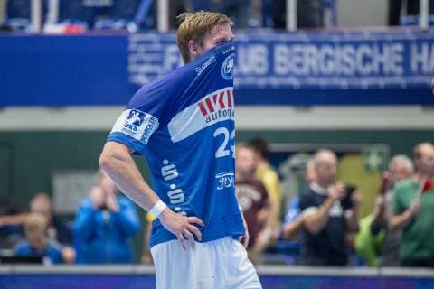 Linus Arnesson (Nr. 24, Bergischer HC) nach der Niederlage gegen die Rhein-Neckar Löwen enttäuscht Bergischer HC vs. Rhein-Neckar Löwen, Handball, DHB Pokal, Achtelfinale, 16.10.18 Solingen NRW Deutschland Klingenhalle