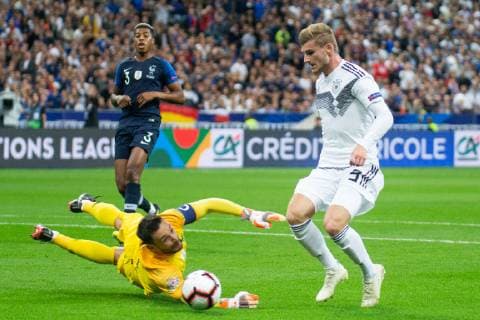 16.10.2018, xkvx, Fussball Nations League, Frankreich - Deutschland emspor, v.l. Hugo Lloris (Fussballnationalmannschaft Frankreich), Timo Werner (DFB - Deutscher Fussballbund) (DFL DFB REGULATIONS PROHIBIT ANY USE OF PHOTOGRAPHS as IMAGE SEQUENCES and or QUASI-VIDEO) Paris