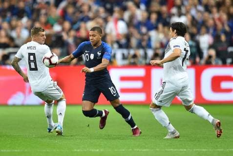 Fußball UEFA Nations League Frankreich - Deutschland am 16.10.2018 im Stade de France in Paris Toni Kroos ( Deutschland ), links - Kylian Mbappe ( Frankreich ), mitte - Nico Schulz ( Deutschland ), rechts DFB regulations prohibit any use of photographs as image sequences and or quasi-video.