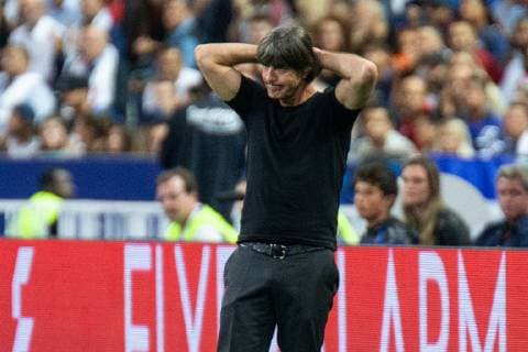 16.10.2018, xkvx, Fussball Nations League, Frankreich - Deutschland emspor, v.l. Head Coach Bundestrainer Joachim Loew (DFB - Deutscher Fussballbund) gibt Anweisung, gestikuliert, mit den Armen gestikulieren, gives instructions, gesticulate (DFL DFB REGULATIONS PROHIBIT ANY USE OF PHOTOGRAPHS as IMAGE SEQUENCES and or QUASI-VIDEO) Paris