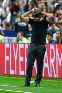 16.10.2018, xkvx, Fussball Nations League, Frankreich - Deutschland emspor, v.l. Head Coach Bundestrainer Joachim Loew (DFB - Deutscher Fussballbund) gibt Anweisung, gestikuliert, mit den Armen gestikulieren, gives instructions, gesticulate (DFL DFB REGULATIONS PROHIBIT ANY USE OF PHOTOGRAPHS as IMAGE SEQUENCES and or QUASI-VIDEO) Paris