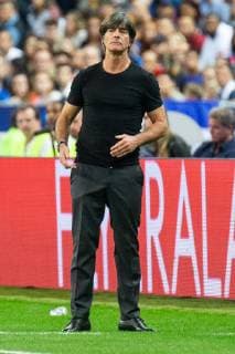 16.10.2018, xkvx, Fussball Nations League, Frankreich - Deutschland emspor, v.l. Head Coach Bundestrainer Joachim Loew (DFB - Deutscher Fussballbund) gibt Anweisung, gestikuliert, mit den Armen gestikulieren, gives instructions, gesticulate (DFL DFB REGULATIONS PROHIBIT ANY USE OF PHOTOGRAPHS as IMAGE SEQUENCES and or QUASI-VIDEO) Paris