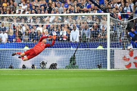 Fußball UEFA Nations League Frankreich - Deutschland am 16.10.2018 im Stade de France in Paris Antoine Griezmann ( Frankreich ) trifft zum 1:1 DFB regulations prohibit any use of photographs as image sequences and or quasi-video.