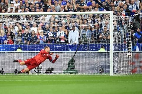 Fußball UEFA Nations League Frankreich - Deutschland am 16.10.2018 im Stade de France in Paris XAntoine Griezmann ( Frankreich ) trifft zum 1:1 DFB regulations prohibit any use of photographs as image sequences and or quasi-video.