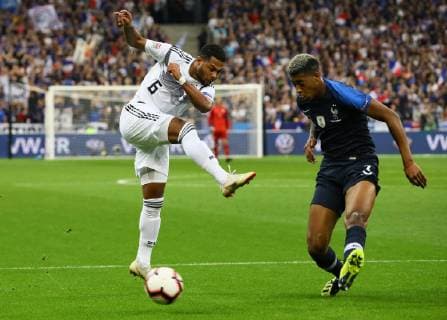 Presnel Kimpembe (Frankreich, France) blockt den Schuss von Serge Gnabry (Deutschland Germany) - 16.10.2018: Frankreich vs. Deutschland, 4. Spieltag UEFA Nations League, Stade de France, DISCLAIMER: DFB regulations prohibit any use of photographs as image sequences and or quasi-video.
