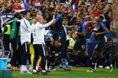 celebrate the goal, Torjubel zum 1:1 Ausgleich um Raphael Varane (Frankreich, France), Kylian Mbappe (Frankreich, France)- 16.10.2018: Frankreich vs. Deutschland, 4. Spieltag UEFA Nations League, Stade de France, DISCLAIMER: DFB regulations prohibit any use of photographs as image sequences and or quasi-video.