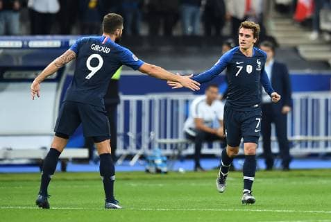 Fußball UEFA Nations League Frankreich - Deutschland am 16.10.2018 im Stade de France in Paris Torjubel zum 1:1 durch Antoine Griezmann ( Frankreich ), rechts - Olivier Giroud ( Frankreich ), links DFB regulations prohibit any use of photographs as image sequences and or quasi-video.