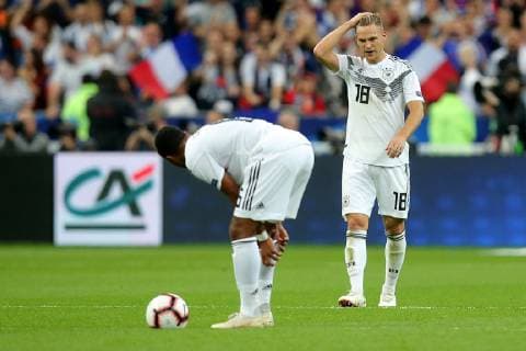 Serge Gnabry ( Deutschland ) Joshua Kimmich ( Deutschland ) nach dem 1:1, UEFA Nations League, 2018 19, Frankreich vs. Deutschland, DFB regulations prohibit any use of photographs as image sequences and or quasi-video, Frankreich vs. Deutschland, UEFA Nations League, 2018 19, Fussball, 16.10.2018 Paris Copyright: xLanger Eibner-Pressefotox EP_HLR