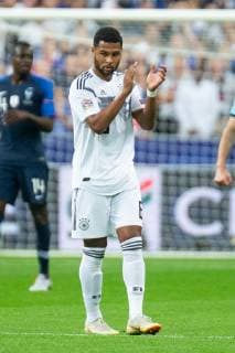 16.10.2018, xkvx, Fussball Nations League, Frankreich - Deutschland emspor, v.l. Serge Gnabry (DFB - Deutscher Fussballbund) gibt Anweisung, gestikuliert, mit den Armen gestikulieren, gives instructions, gesticulate (DFL DFB REGULATIONS PROHIBIT ANY USE OF PHOTOGRAPHS as IMAGE SEQUENCES and or QUASI-VIDEO) Paris