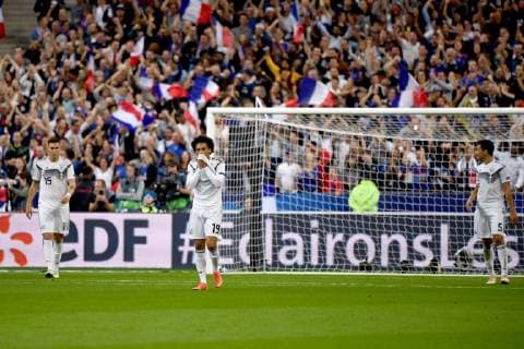 Fussball, Herren, Saison 2018 19, Nations League (4. Spieltag), Länderspiel in Saint-Denis, Frankreich - Deutschland, Enttäuschung bei Niklas Süle (Nr. 15, Deutschland), Leroy Sane (Nr. 19, Deutschland) und Mats Hummels (Nr. 5, Deutschland) nach dem Tor zum 1:1 Antoine Griezmann (Nr. 7, Frankreich, nicht im Bild), 16.10. 2018, Copyright: xMatthiasxKochx