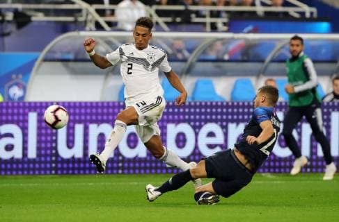 Thilo Kehrer, Benjamin Pavard Aktion Spielszene Zweikampf Fußball Fussball UEFA Nations League Länderspiel Nationalmannschaft DFB Herren Saison 2018 2019 16.10.2018 Frankreich FRA VS. Deutschland GER DFL regulations prohibit any use of photographs as image sequences and or quasi-video.