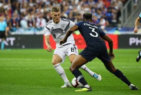 Toni Kroos (Deutschland Germany) gegen Presnel Kimpembe (Frankreich, France)- 16.10.2018: Frankreich vs. Deutschland, 4. Spieltag UEFA Nations League, Stade de France, DISCLAIMER: DFB regulations prohibit any use of photographs as image sequences and or quasi-video.