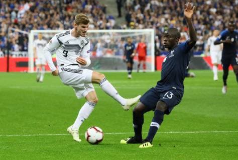 Timo Werner (Deutschland Germany) schießt N Golo Kante (Frankreich, France) an - 16.10.2018: Frankreich vs. Deutschland, 4. Spieltag UEFA Nations League, Stade de France, DISCLAIMER: DFB regulations prohibit any use of photographs as image sequences and or quasi-video.