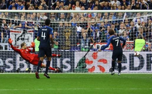 goal, Tor zum 2:1 für Antoine Griezmann (Frankreich, France) per Elfmeter gegen Torwart Manuel Neuer (Deutschland Germany) - 16.10.2018: Frankreich vs. Deutschland, 4. Spieltag UEFA Nations League, Stade de France, DISCLAIMER: DFB regulations prohibit any use of photographs as image sequences and or quasi-video.
