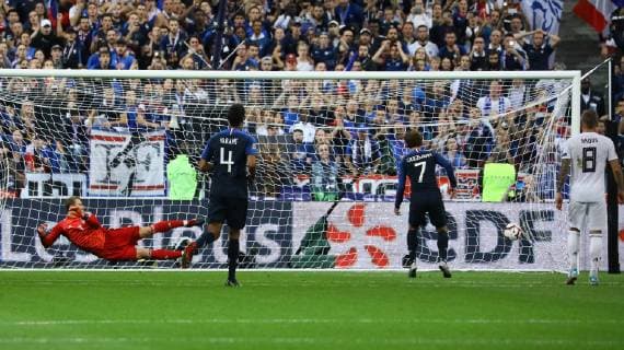 goal, Tor zum 2:1 für Antoine Griezmann (Frankreich, France) per Elfmeter gegen Torwart Manuel Neuer (Deutschland Germany) - 16.10.2018: Frankreich vs. Deutschland, 4. Spieltag UEFA Nations League, Stade de France, DISCLAIMER: DFB regulations prohibit any use of photographs as image sequences and or quasi-video.