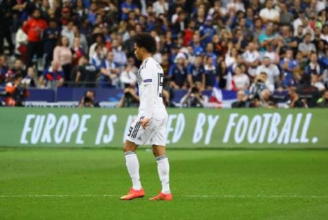 Leroy Sane (Deutschland Germany) nicht glücklich über die Auswechslung - 16.10.2018: Frankreich vs. Deutschland, 4. Spieltag UEFA Nations League, Stade de France, DISCLAIMER: DFB regulations prohibit any use of photographs as image sequences and or quasi-video.