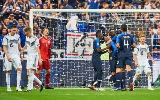 France - Germany, Soccer, Paris, October 16, 2018 Antoine GRIEZMANN, FRA 7 shoot goal for 2-1 , Manuel NEUER, DFB 1 goalkeeper, Cheering, joy, emotions, celebrating, laughing, cheering, rejoice, tearing up the arms, clenching the fist, celebrate, celebration, FRANCE - GERMANY Football Nations League, Season 2018 2019, October 16, 2018 Paris, Germany. Photographer: Peter Schatz MAGICS