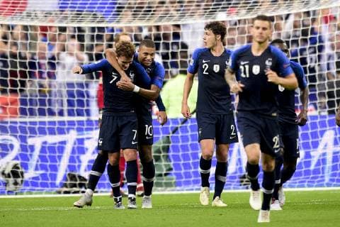 joie des joueurs de l equipe de France apres le but de Antoine Griezmann (France) sur penalty Kylian Mbappe (France) FOOTBALL : France vs Allemagne - Ligue des Nations UEFA - St Denis - 16 10 2018 JBAutissier Panoramic 