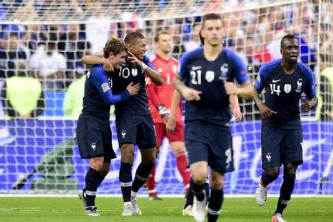 joie des joueurs de l equipe de France apres le but de Antoine Griezmann (France) sur penalty Kylian Mbappe (France) FOOTBALL : France vs Allemagne - Ligue des Nations UEFA - St Denis - 16 10 2018 JBAutissier Panoramic 