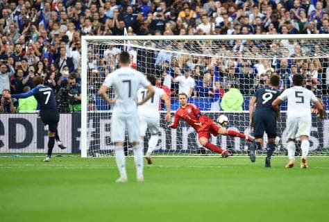 Fußball UEFA Nations League Frankreich - Deutschland am 16.10.2018 im Stade de France in Paris Antoine Griezmann ( Frankreich ) trifft zum 2:1 DFB regulations prohibit any use of photographs as image sequences and or quasi-video.