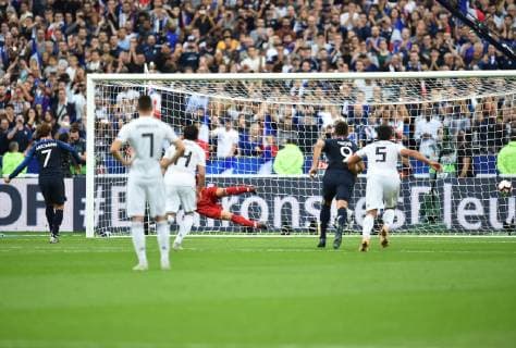 Fußball UEFA Nations League Frankreich - Deutschland am 16.10.2018 im Stade de France in Paris Antoine Griezmann ( Frankreich ) trifft zum 2:1 DFB regulations prohibit any use of photographs as image sequences and or quasi-video.