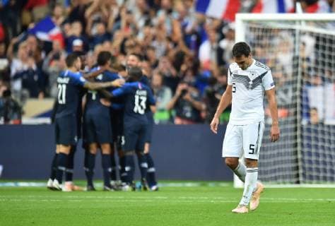 Sport Themen der Woche KW42 Sport Bilder des Tages Fußball UEFA Nations League Frankreich - Deutschland am 16.10.2018 im Stade de France in Paris Mats Hummels ( Deutschland ) ist nach dem 2:1 enttäuscht DFB regulations prohibit any use of photographs as image sequences and or quasi-video.