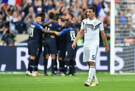 Fußball UEFA Nations League Frankreich - Deutschland am 16.10.2018 im Stade de France in Paris Mats Hummels ( Deutschland ) ist nach dem 2:1 enttäuscht DFB regulations prohibit any use of photographs as image sequences and or quasi-video.