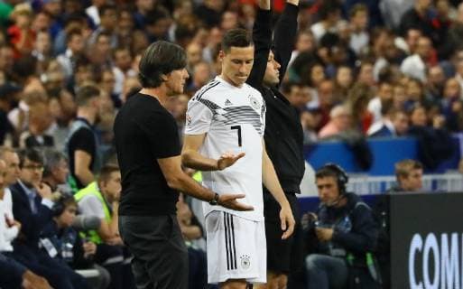 Bundestrainer Joachim Loew (Deutschland Germany) wechselt Julian Draxler (Deutschland, Germany) ein - 16.10.2018: Frankreich vs. Deutschland, 4. Spieltag UEFA Nations League, Stade de France, DISCLAIMER: DFB regulations prohibit any use of photographs as image sequences and or quasi-video.