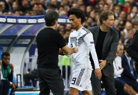 Leroy Sane (Deutschland Germany) mit Bundestrainer Joachim Loew (Deutschland Germany) - 16.10.2018: Frankreich vs. Deutschland, 4. Spieltag UEFA Nations League, Stade de France, DISCLAIMER: DFB regulations prohibit any use of photographs as image sequences and or quasi-video.