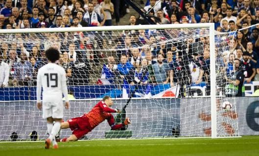 Paris, 16.10.2018 Tor zum 1:1 gegen Torwart Manuel Neuer (Deutschland) von Antoine Griezmann (FRA) Frankreich - Deutschland