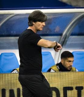 Paris, 16.10.2018 Trainer Joachim Löw (Deutschland) guckt auf die Uhr Frankreich - Deutschland