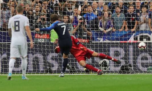 Antoine Griezmann Elfmeter Strafstoß schießend Tor zum 2:1, Torwart Manuel Neuer Fußball Fussball UEFA Nations League Länderspiel Nationalmannschaft DFB Herren Saison 2018 2019 16.10.2018 Frankreich FRA VS. Deutschland GER DFL regulations prohibit any use of photographs as image sequences and or quasi-video.