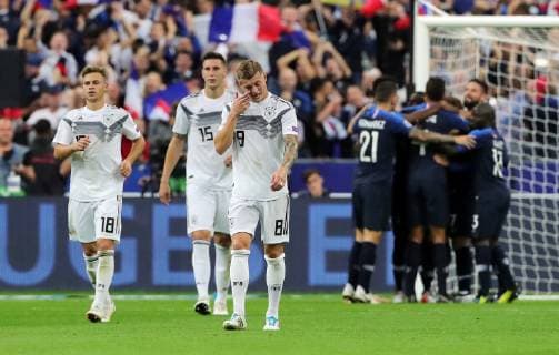 Joshua Kimmich, Niklas Süle, Toni Kroos enttäuscht nach 1:2, rechts jubelnde Franzosen nach 2:1 durch Antoine Griezmann Fußball Fussball UEFA Nations League Länderspiel Nationalmannschaft DFB Herren Saison 2018 2019 16.10.2018 Frankreich FRA VS. Deutschland GER DFL regulations prohibit any use of photographs as image sequences and or quasi-video.