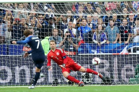 Antoine Griezmann ( Frankreich ) Manuel Neuer ( Deutschland ) kann den Elfmeter nicht halten, UEFA Nations League, 2018 19, Frankreich vs. Deutschland, DFB regulations prohibit any use of photographs as image sequences and or quasi-video, Frankreich vs. Deutschland, UEFA Nations League, 2018 19, Fussball, 16.10.2018 Paris Copyright: xLanger Eibner-Pressefotox EP_HLR