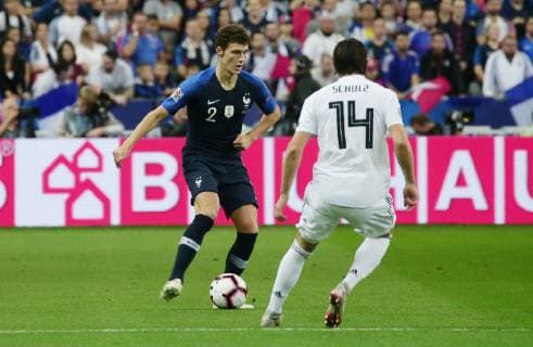 Paris , Fußball Nations League Frankreich vs. Deutschland , von links: Benjamin Pavard ( FRA ) Nico Schulz ( GER ) DFB regulations prohibit any use of photographs as image sequences and or quasi-video