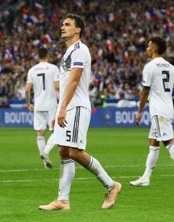 Frust bei Mats Hummels (Deutschland Germany) nach dem Schlusspfiff - 16.10.2018: Frankreich vs. Deutschland, 4. Spieltag UEFA Nations League, Stade de France, DISCLAIMER: DFB regulations prohibit any use of photographs as image sequences and or quasi-video.