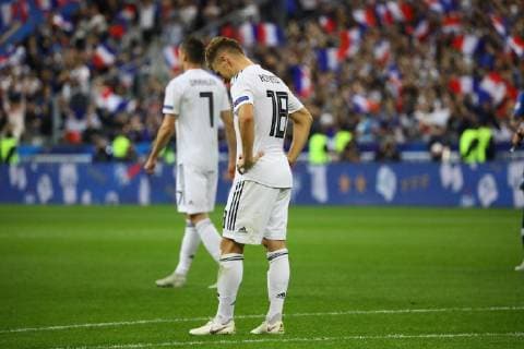 Frust bei Joshua Kimmich (Deutschland, Germany) nach dem Schlusspfiff - 16.10.2018: Frankreich vs. Deutschland, 4. Spieltag UEFA Nations League, Stade de France, DISCLAIMER: DFB regulations prohibit any use of photographs as image sequences and or quasi-video.