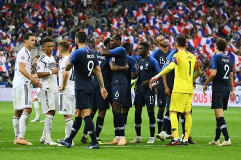 Mannschaften klatschen ab, Frankreich feiert, Frust bei Deutschland - 16.10.2018: Frankreich vs. Deutschland, 4. Spieltag UEFA Nations League, Stade de France, DISCLAIMER: DFB regulations prohibit any use of photographs as image sequences and or quasi-video.