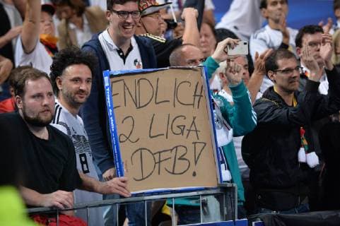 Sport Themen der Woche KW42 Sport Bilder des Tages Fußball UEFA Nations League Frankreich - Deutschland am 16.10.2018 im Stade de France in Paris Deutsche Fans mit einem Plakat DFB regulations prohibit any use of photographs as image sequences and or quasi-video. *** Football UEFA Nations League France Germany on 16 10,2018 at the Stade de France in Paris. German fans with a poster. DFB regulations prohibit any use of photographs xTTx