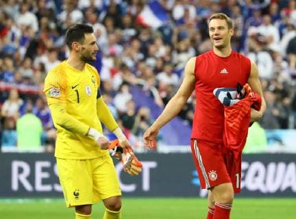 Torwart Manuel Neuer (Deutschland Germany) und Torwart Hugo Lloris (Frankreich, France)- 16.10.2018: Frankreich vs. Deutschland, 4. Spieltag UEFA Nations League, Stade de France, DISCLAIMER: DFB regulations prohibit any use of photographs as image sequences and or quasi-video.