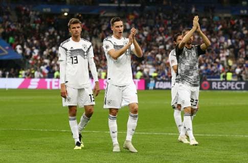 Thomas Müller, Julian Draxler, Mark Uth enttäuscht nach Spielende Enttäuschung Fußball Fussball UEFA Nations League Länderspiel Nationalmannschaft DFB Herren Saison 2018 2019 16.10.2018 Frankreich FRA VS. Deutschland GER DFL regulations prohibit any use of photographs as image sequences and or quasi-video.