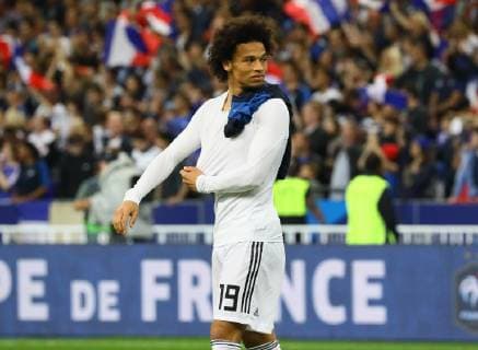 Leroy Sane (Deutschland Germany) hat das Trikot von Kylian Mbappe (Frankreich, France) - 16.10.2018: Frankreich vs. Deutschland, 4. Spieltag UEFA Nations League, Stade de France, DISCLAIMER: DFB regulations prohibit any use of photographs as image sequences and or quasi-video.