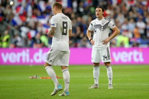 Toni Kroos ( Deutschland ) Nico Schulz ( Deutschland ) nach der Niederlage, UEFA Nations League, 2018 19, Frankreich vs. Deutschland, DFB regulations prohibit any use of photographs as image sequences and or quasi-video, Frankreich vs. Deutschland, UEFA Nations League, 2018 19, Fussball, 16.10.2018 Paris Copyright: xLanger Eibner-Pressefotox EP_HLR