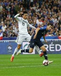 Paris , Fußball Nations League Frankreich vs. Deutschland , von links: Leroy Sane ( GER ) Benjamin Pavard ( FRA ) DFB regulations prohibit any use of photographs as image sequences and or quasi-video