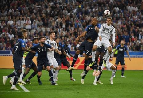 Fussball, Herren, Saison 2018 19, Nations League (4. Spieltag), Länderspiel in Saint-Denis, Frankreich - Deutschland, v. rechts Thomas Müller (Deutschland), Steven Nzonzi (Frankreich), 16.10. 2018, Copyright: xMatthiasxKochx