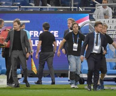Fussball, Herren, Saison 2018 19, Nations League (4. Spieltag), Länderspiel in Saint-Denis, Frankreich - Deutschland, Bundestrainer Joachim Löw (M., Deutschland) verlässt nach Abpfiff den Innenraum, links Co-Trainer Marcus Sorg (Deutschland), 16.10. 2018, Copyright: xMatthiasxKochx