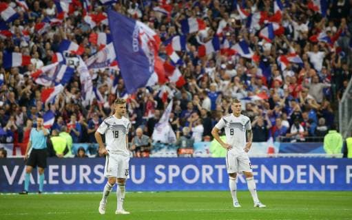 Paris , Fußball Nations League Frankreich vs. Deutschland , von links: Joshua Kimmich Toni Kroos ( GER ) DFB regulations prohibit any use of photographs as image sequences and or quasi-video