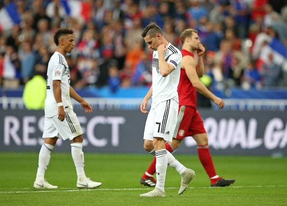 16.10.2018, Fussball, UEFA Nations League, Gruppe 1, Spieltag 4, Frankreich - Deutschland im Stade de France Paris. (L-R) Thilo Kehrer (Deutschland), Julian Draxler (Deutschland) und Torwart Manuel Neuer (Deutschland) enttäuscht