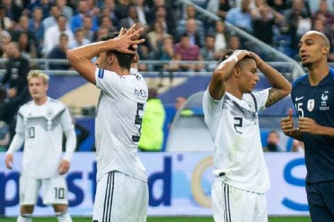 16.10.2018, xkvx, Fussball Nations League, Frankreich - Deutschland emspor, v.l. Mats Hummels (DFB - Deutscher Fussballbund), Thilo Kehrer (DFB - Deutscher Fussballbund) enttaeuscht, enttaeuscht schauend, dissapointed (DFL DFB REGULATIONS PROHIBIT ANY USE OF PHOTOGRAPHS as IMAGE SEQUENCES and or QUASI-VIDEO) Paris